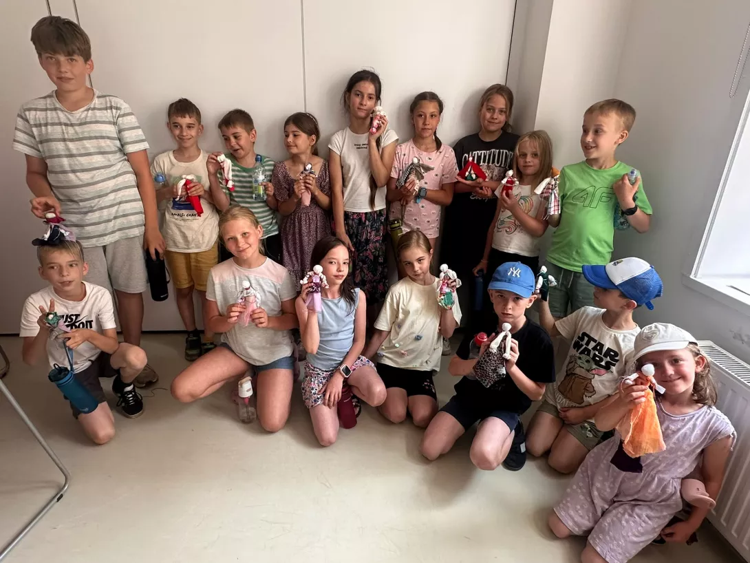 Uczestnicy III turnusu półkolonii SL Salos-Wodna podczas warsztatów w Muzeum Sztuki Współczesnej (foto Natalia Siarka)