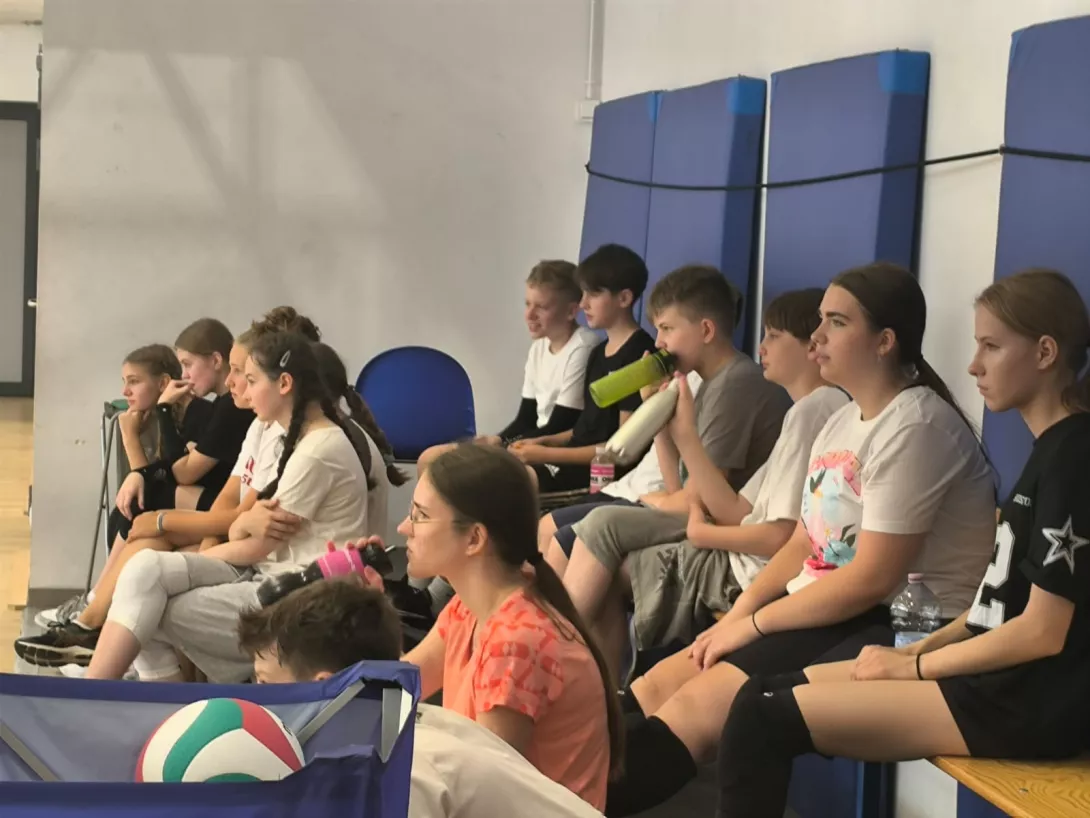 Uczestnicy obozu siatkarskiego SL Salos-Wodna w Toruniu w przerwie treningu (foto Anna Lauk-Żuraw)