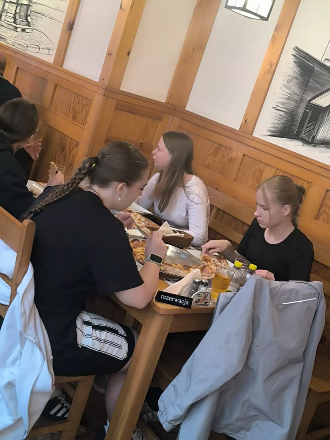 Uczestnicy obozu siatkarskiego SL Salos-Wodna w Toruniu podczas posiłku (foto Anna Lauk-Żuraw)