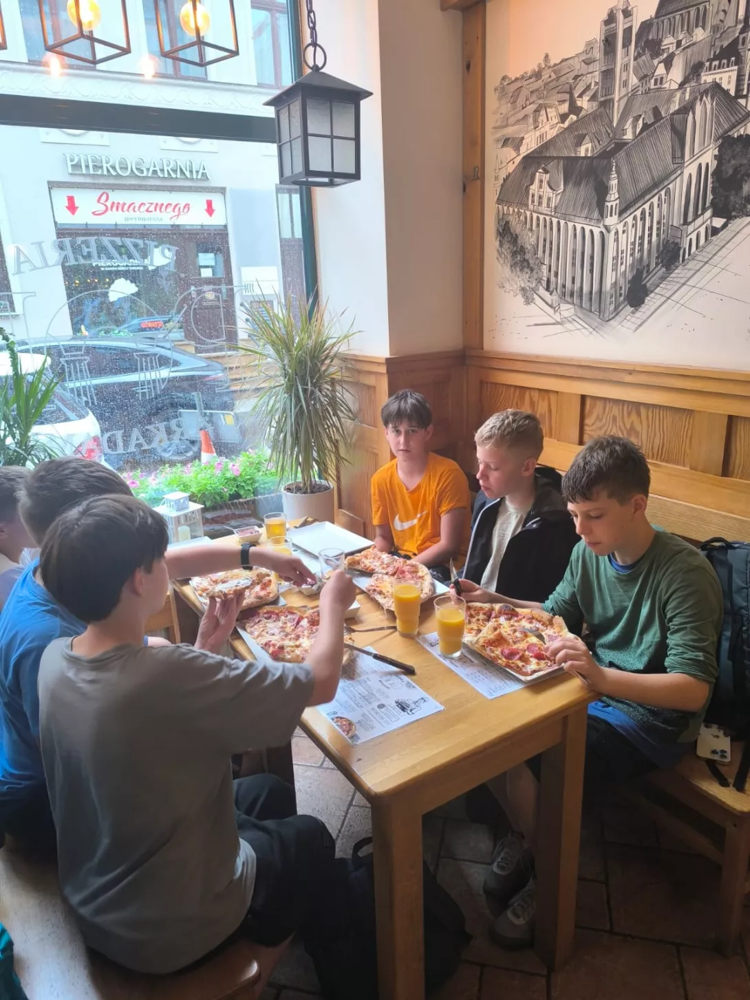 Uczestnicy obozu siatkarskiego SL Salos-Wodna w Toruniu podczas posiłku (foto Anna Lauk-Żuraw)