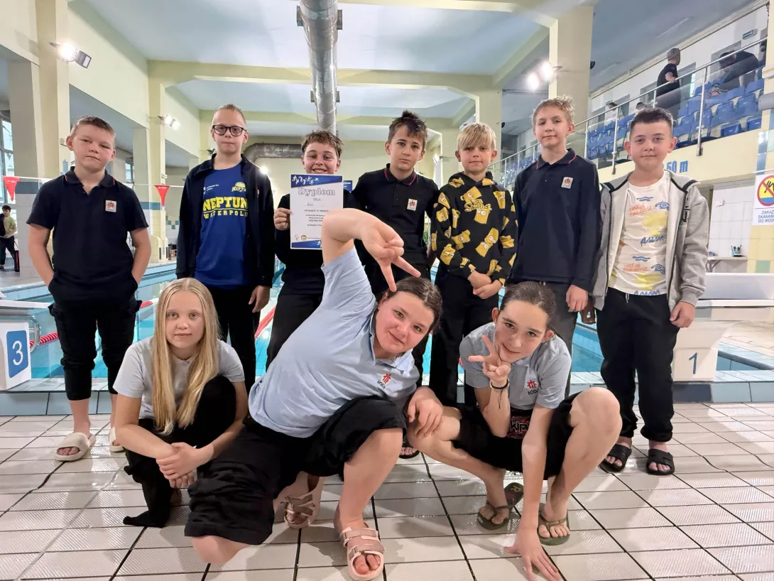 Uczniowie SSP na Mistrzostwach Łodzi w pływaniu drużynowym IGRZYSKA DZIECI 2026, zdjęcie grupowe