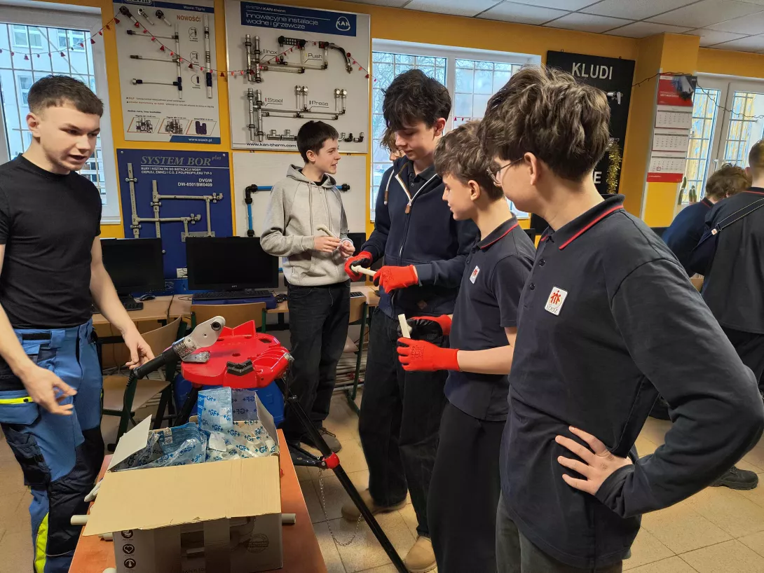 Łączenie rur PCV w Technikum nr 3 przez ucznia 8b