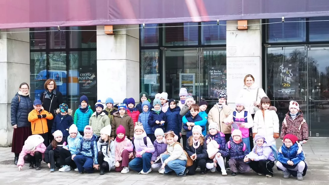 klasa 1a i 1b przed Akademią Muzyczną