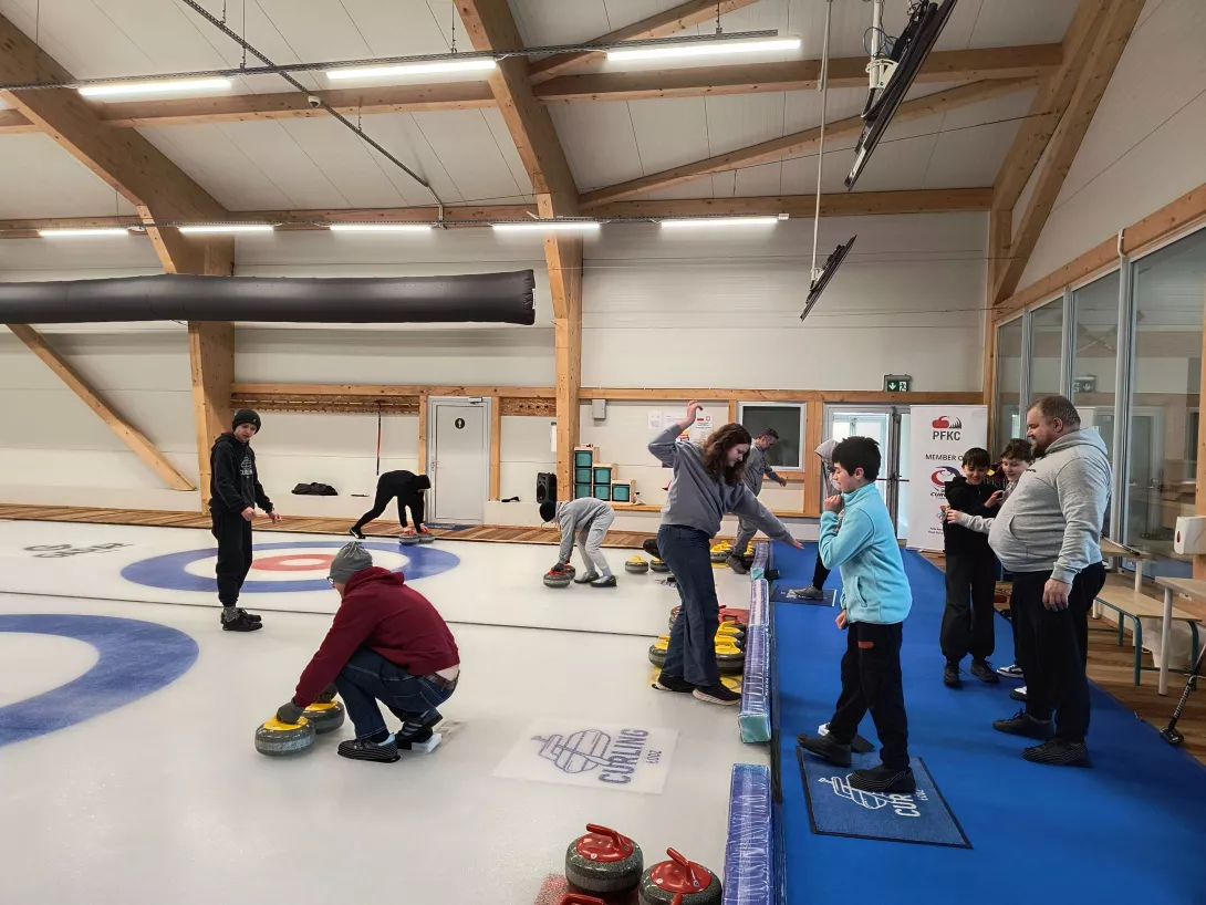 Zajęcia z curlingu w ramach sobotniej aktywności chłopaków z ojcami (5b)