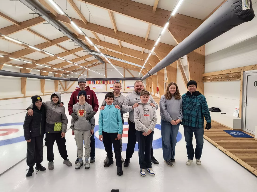 Zajęcia z curlingu w ramach sobotniej aktywności chłopaków z ojcami (5b)