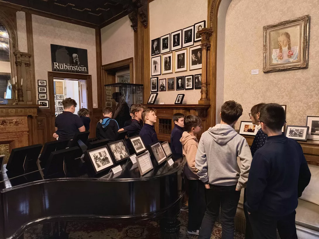 Wizyta uczniów klas piątych w Pałacu Poznańskiego