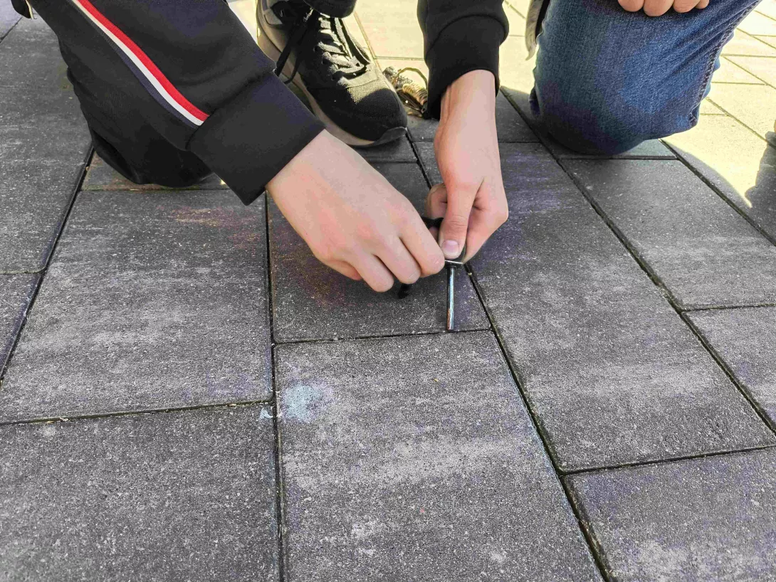 Próba krzesania ognia podczas biwaku survivalowego