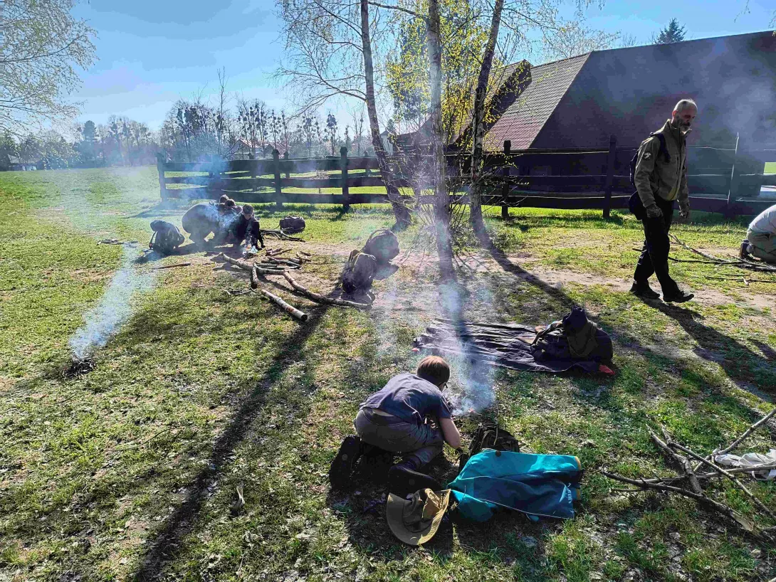 Mini ogniska rozpalone za pomocą krzesiwa