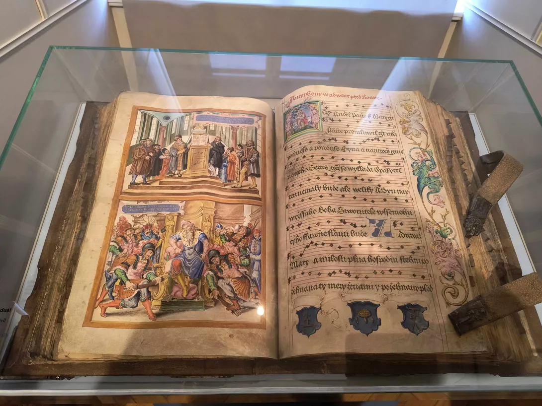 Stara księga w Muzeum Instrumentów w Pradze