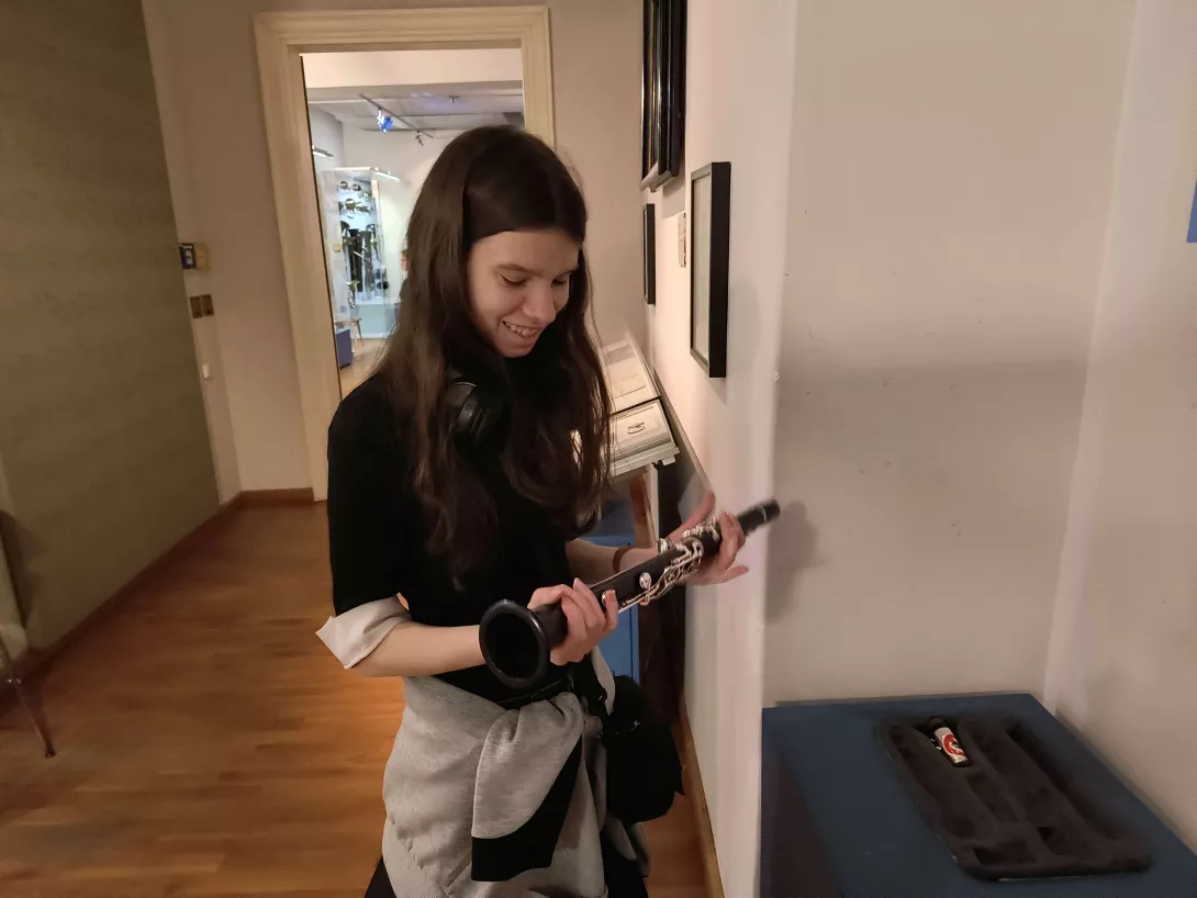 Weronika składa klarnet w Muzeum Instrumentów w Pradze