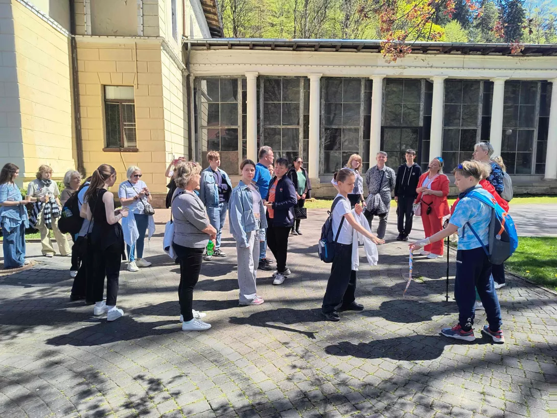 Duszniki Zdrój, grupa przed Parkiem Zdrojowym