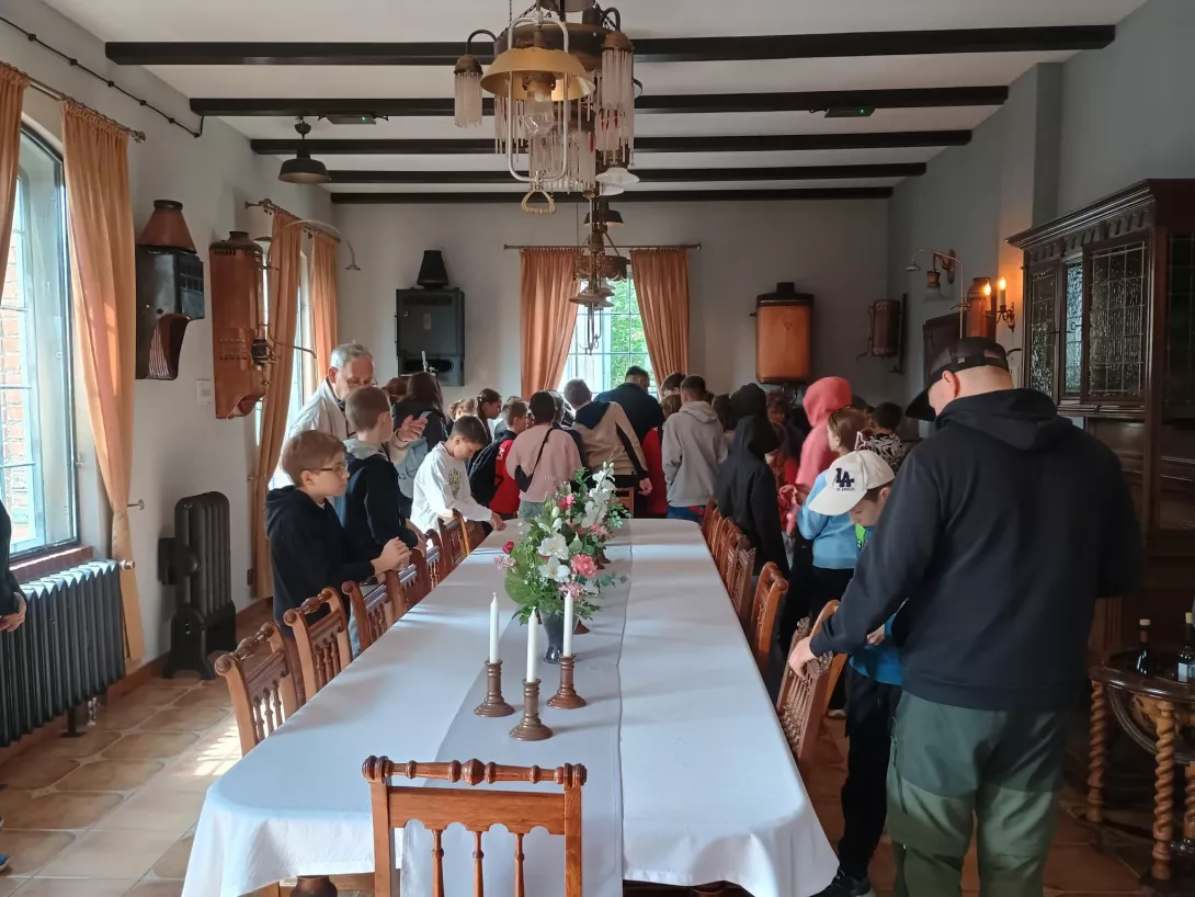 Uczniowie SSP przed Muzeum Gazownictwa w Paczkowie
