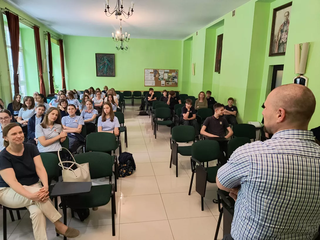 Grupowe ujęcie uczniów - podczas spotkania klas siódmych z zawodami medycznymi