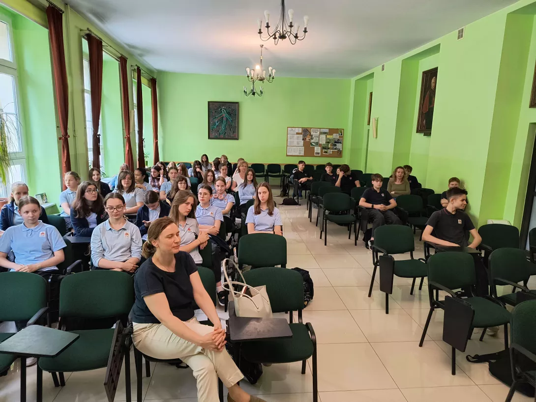 Grupowe ujęcie uczniów - podczas spotkania klas siódmych z zawodami medycznymi