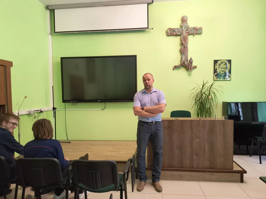 Pan Konrad Kurlapski - podczas spotkania klas siódmych z zawodami medycznymi