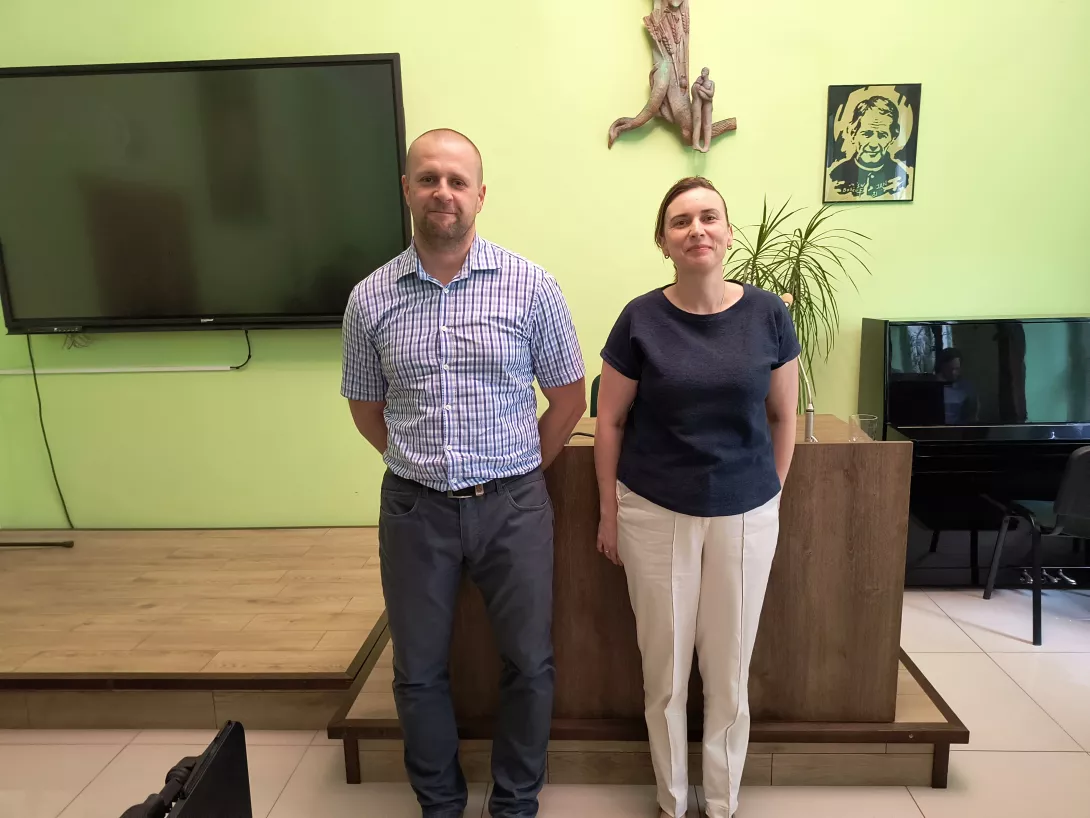 Pani Monika Pietrzyk i pan Konrad Kurlapski - podczas spotkania klas siódmych z zawodami medycznymi