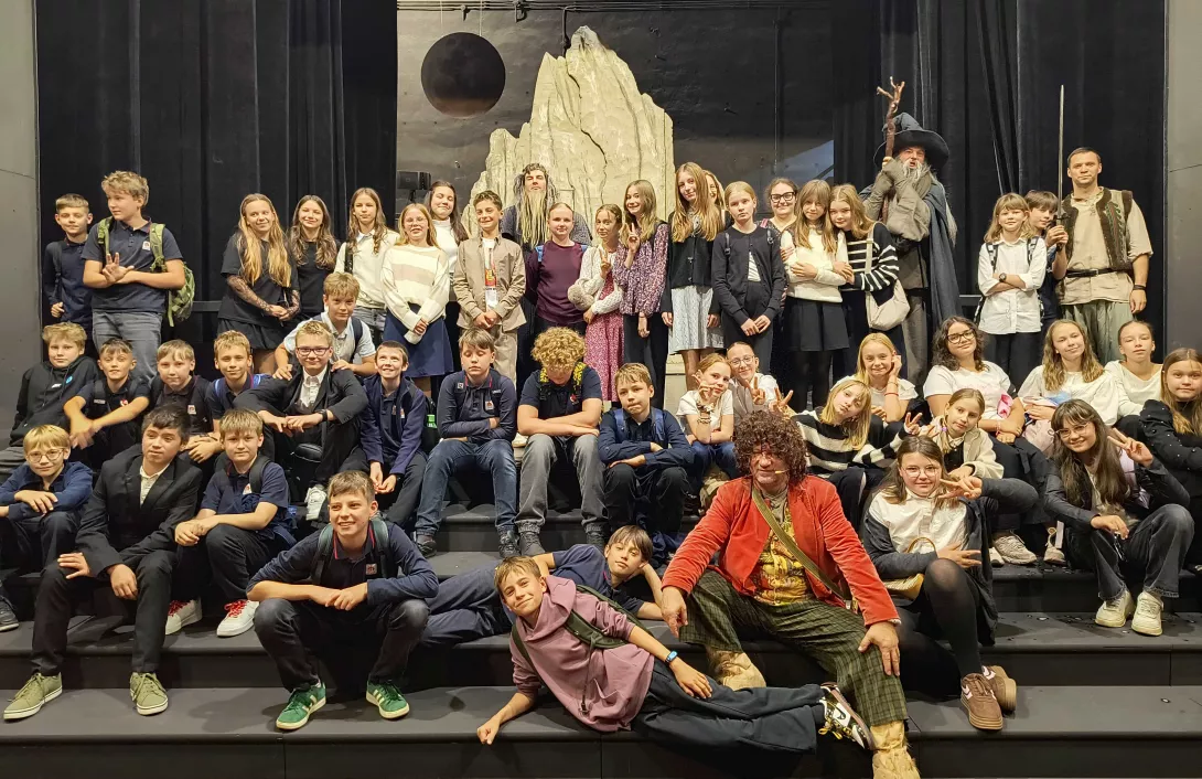 Zdjęcie grupowe uczniów klas szóstych z aktorami teatru Jaracza