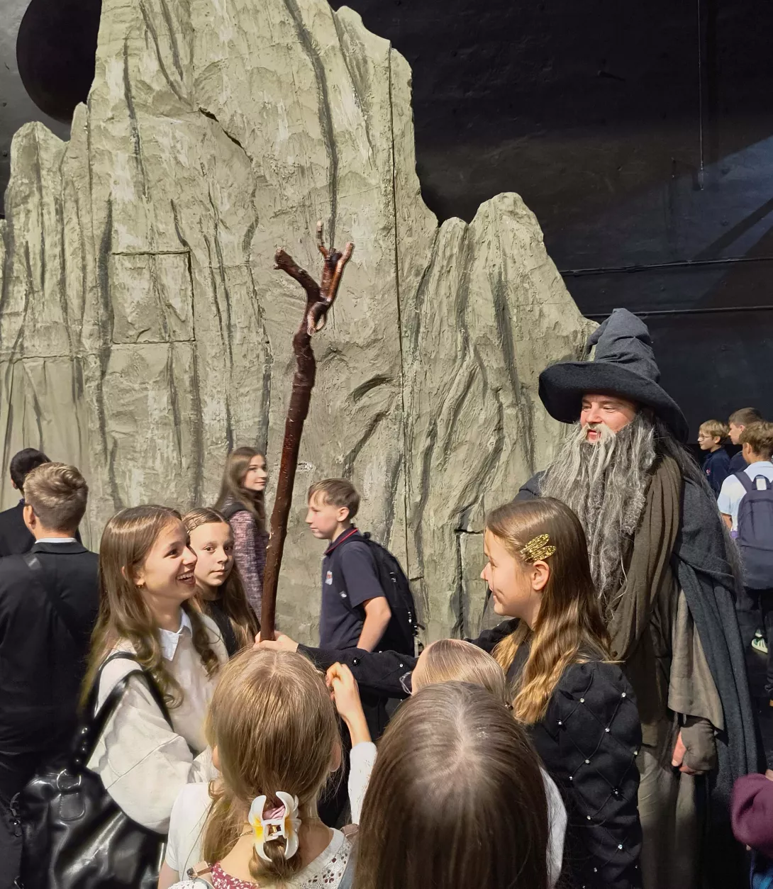 Uczniowie klas szóstych za kulisami Teatru Jaracza