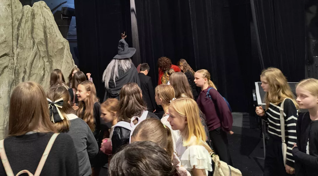 Uczniowie klas szóstych za kulisami Teatru Jaracza