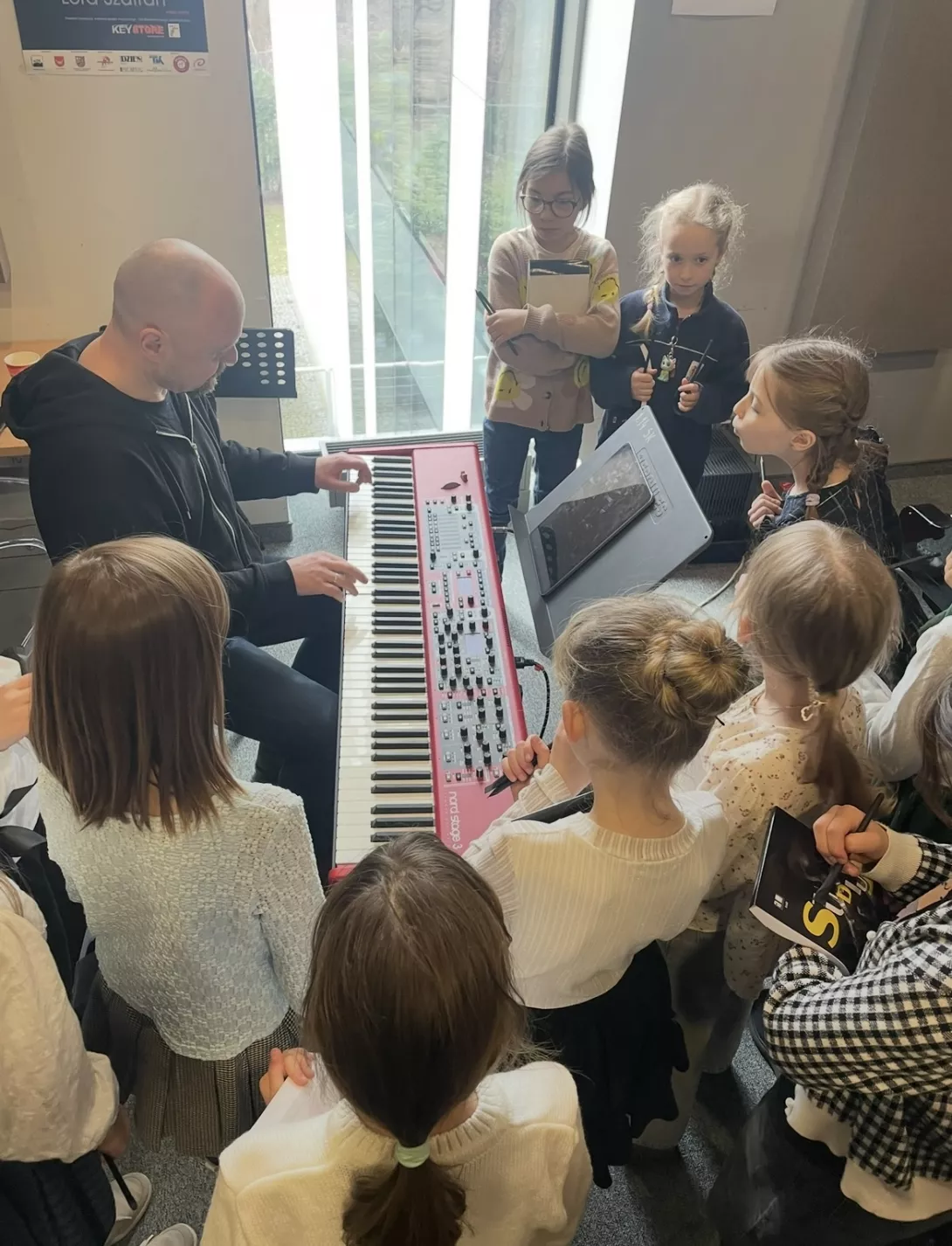 Uczennice poznają fortepian jazzowy.