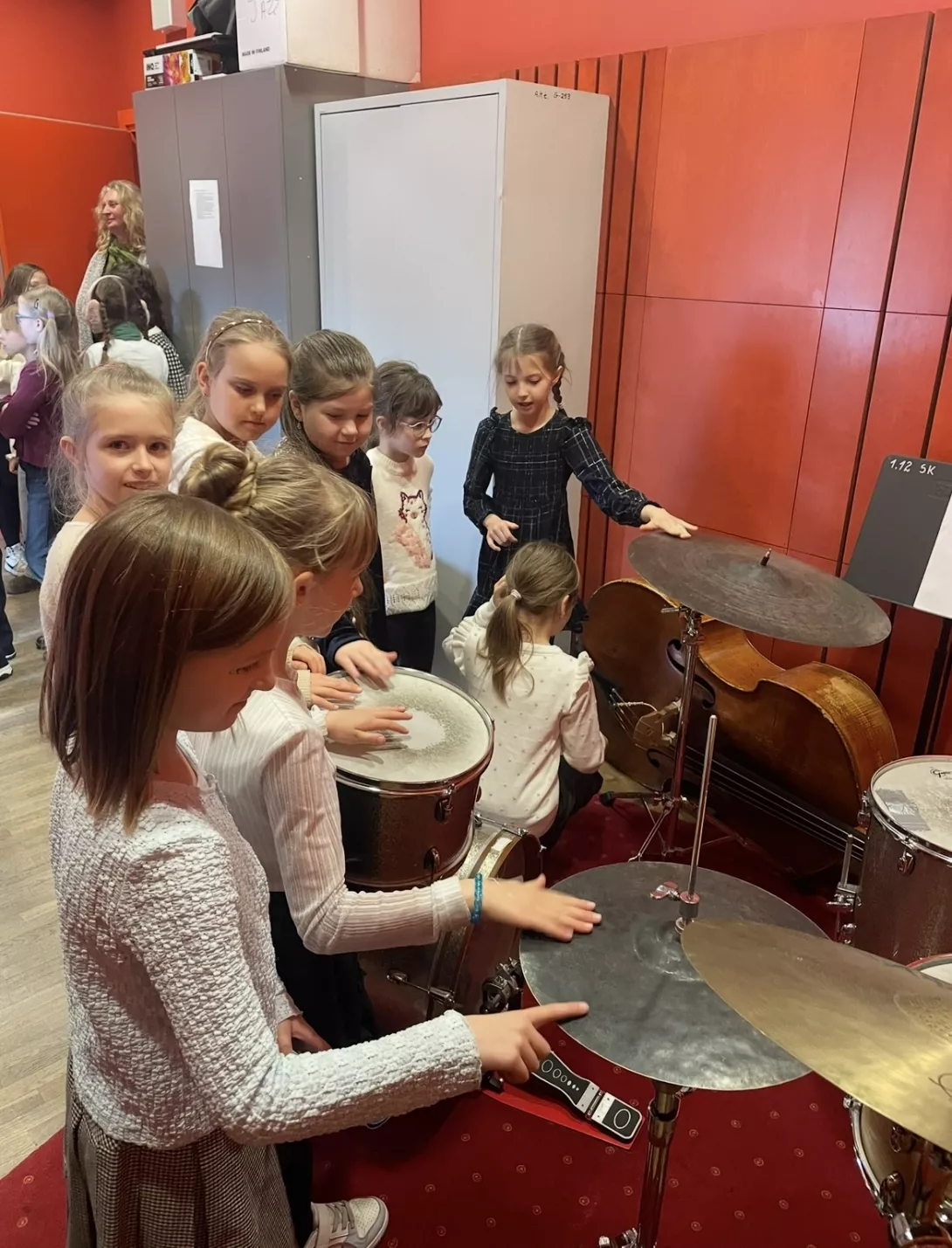 Uczennice zwiedzają Akademię Muzyczną