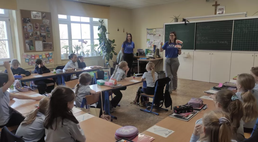 Uczennice klasy 2a uczestniczą w lekcji profilaktycznej „Higiena jamy ustnej”