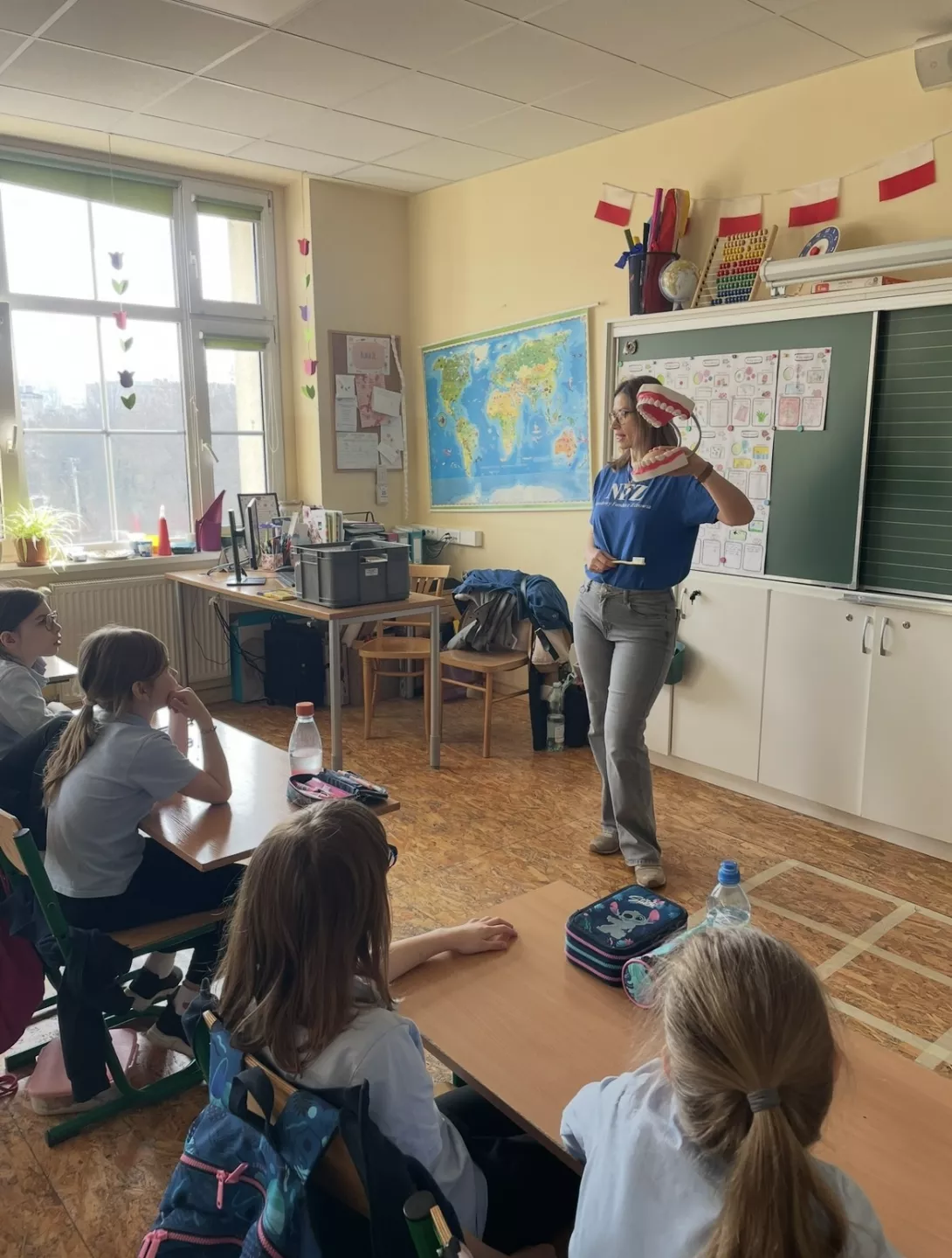 Uczennice klasy 2c uczestniczą w lekcji profilaktycznej „Higiena jamy ustnej”