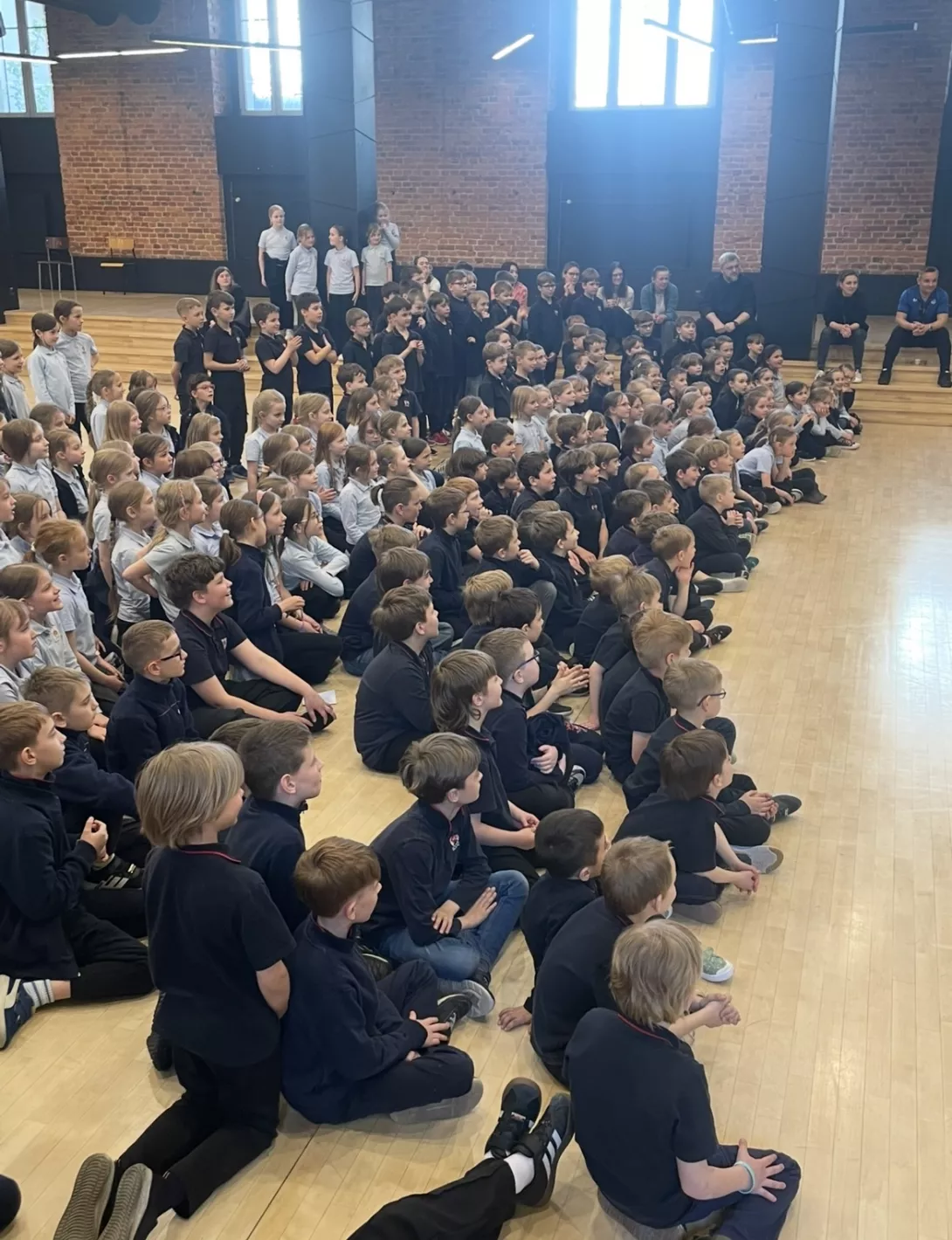 Uczniowie klas 1-3 na pokazie cyrkowym