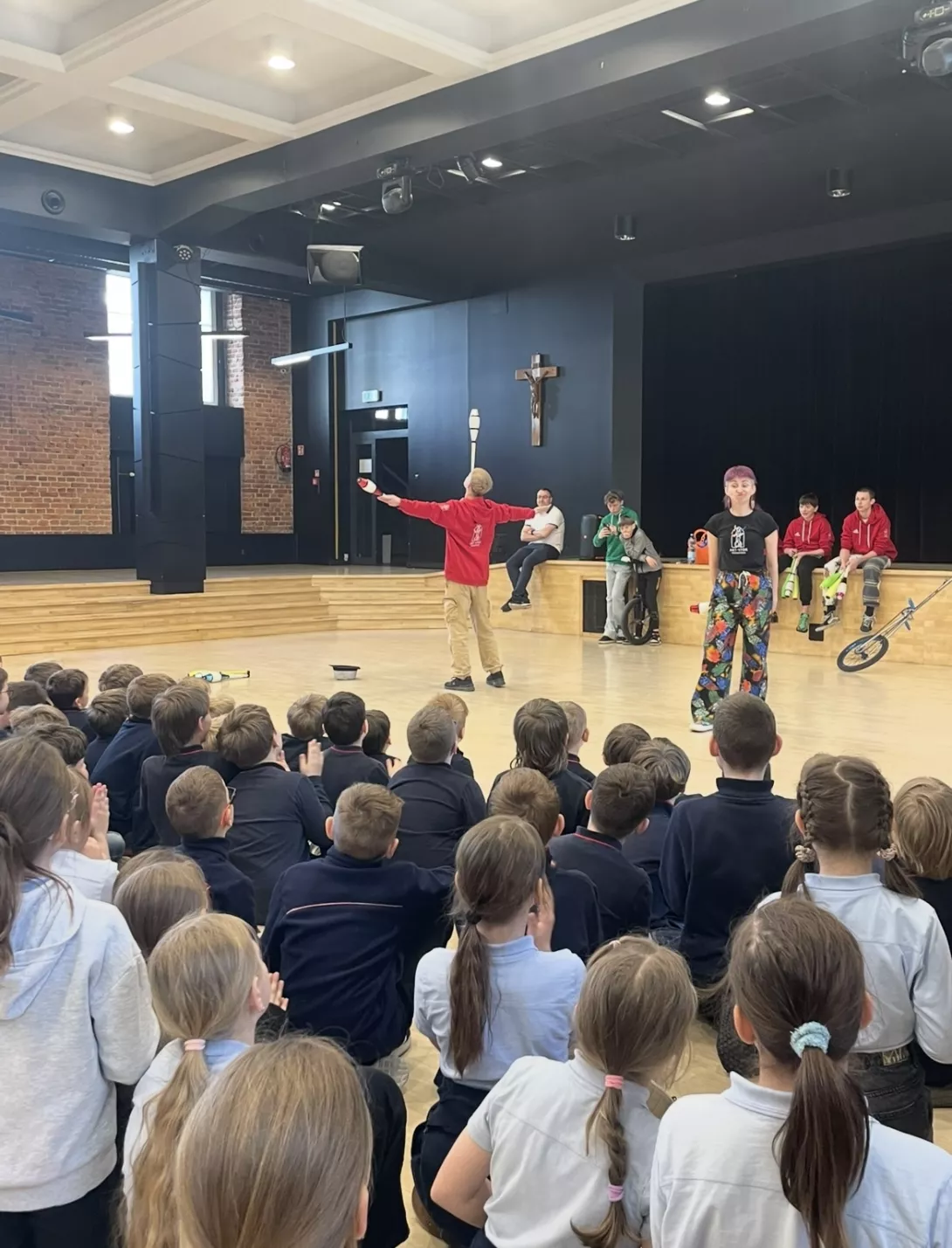 Uczniowie klas 1-3 na pokazie cyrkowym.