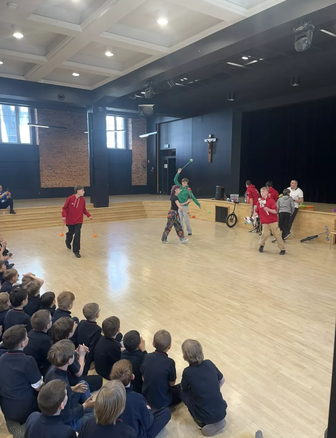 Pokaz cyrkowy uczniów z Różanegostoku 