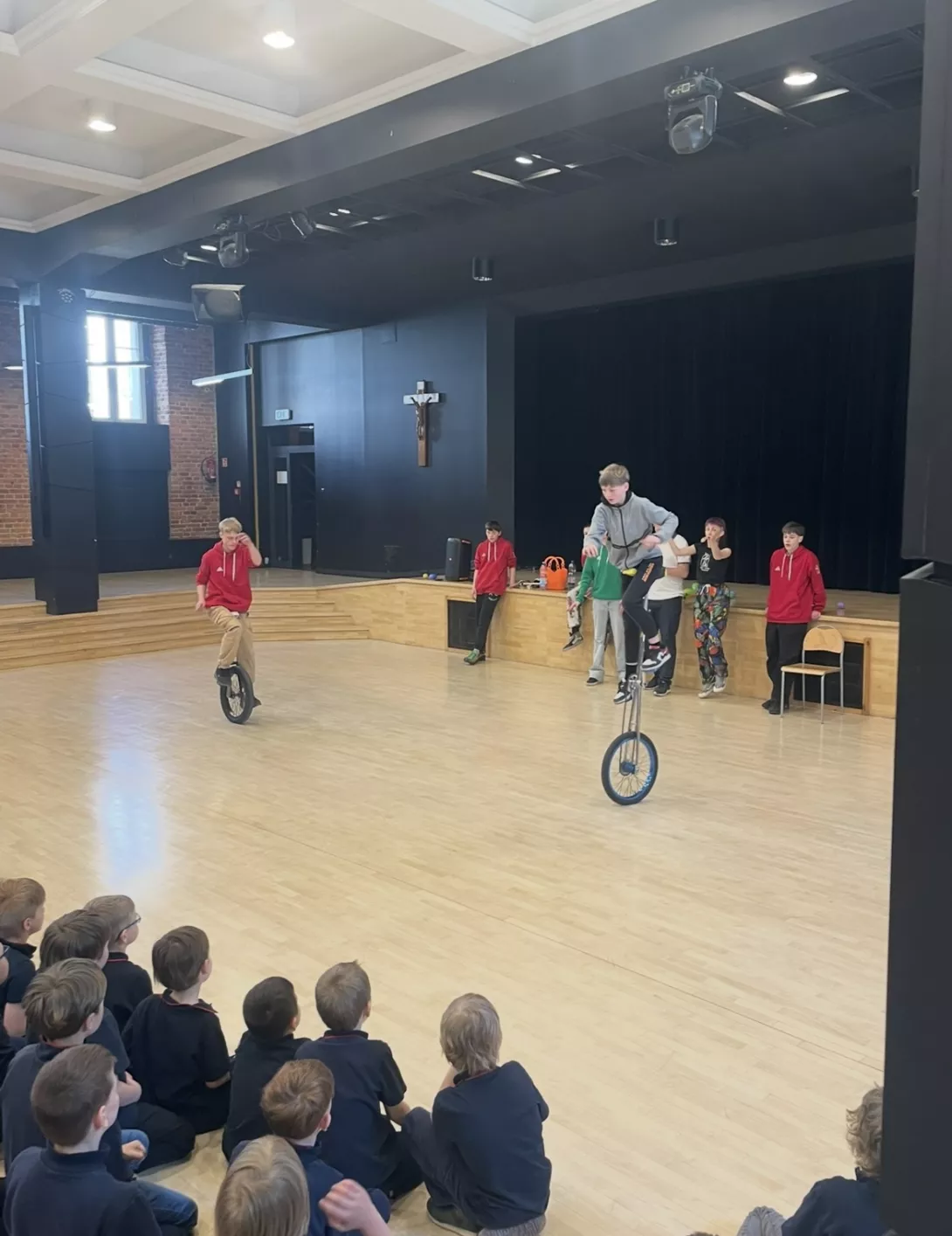 Pokaz cyrkowy uczniów z Różanegostoku 