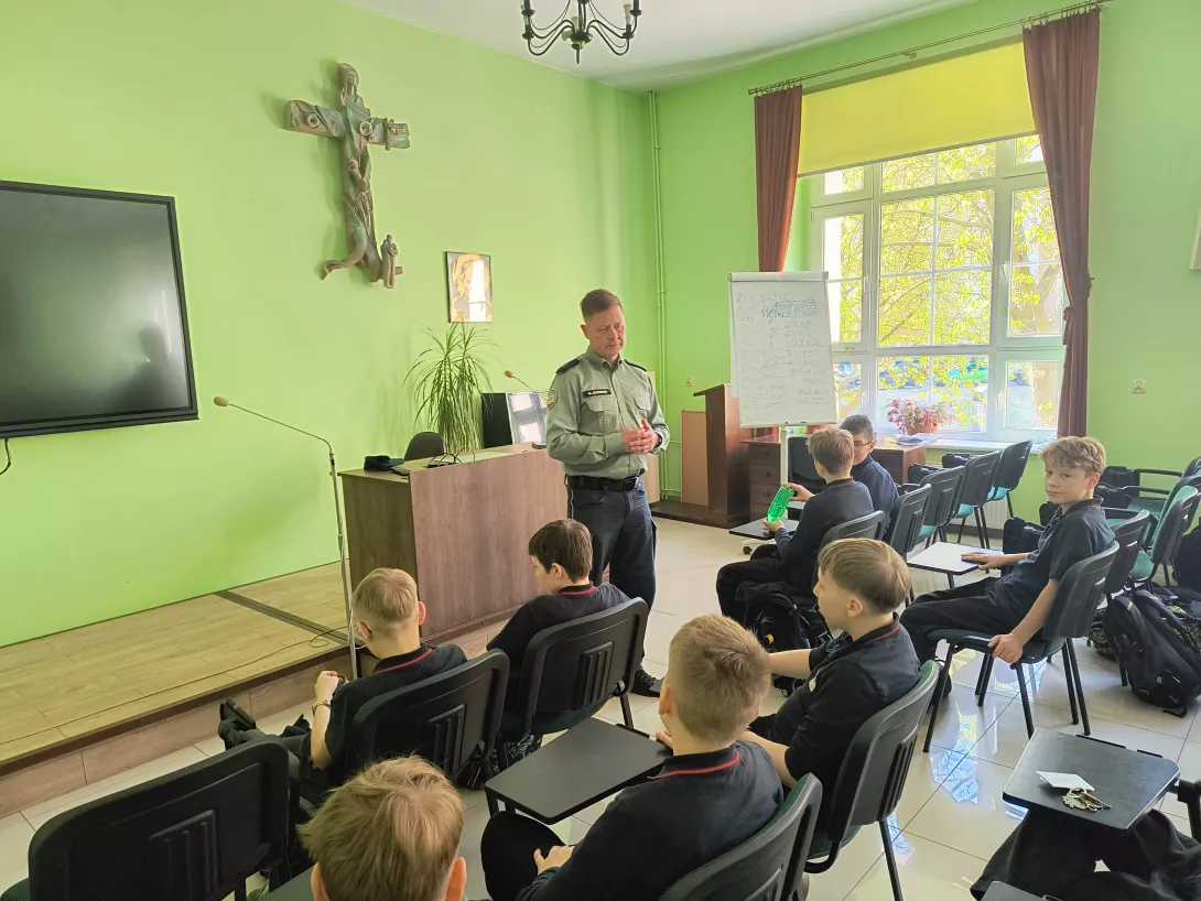 Spotkanie uczniów 5b z funkcjonariuszem Służby Celno-Skarbowej