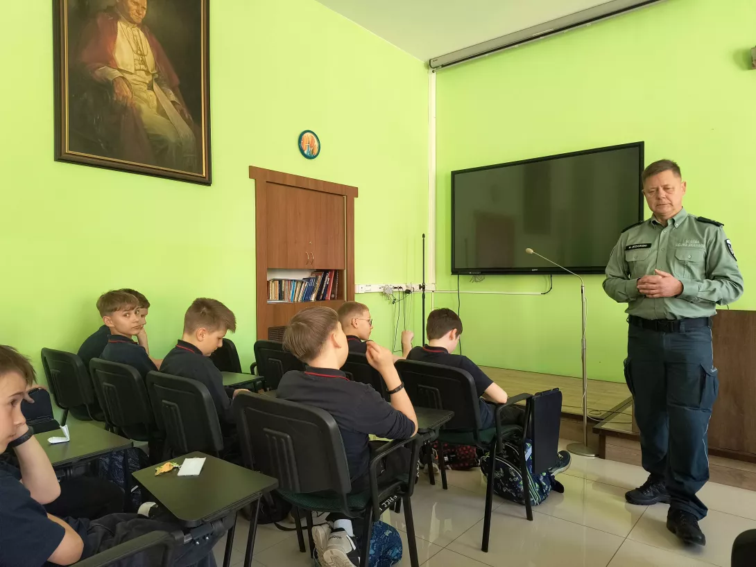 Spotkanie uczniów 5b z funkcjonariuszem Służby Celno-Skarbowej