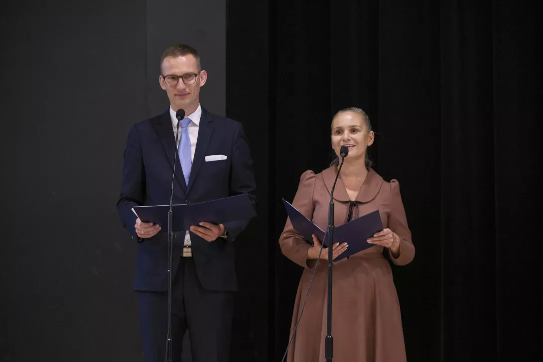 Jubileuszowe spotkanie w auli prowadzili nauczyciele: p. Magdalena Polakowska-Siwek i p. Mateusz Kacprzykowski. (fot. Antoni Szumielewicz)