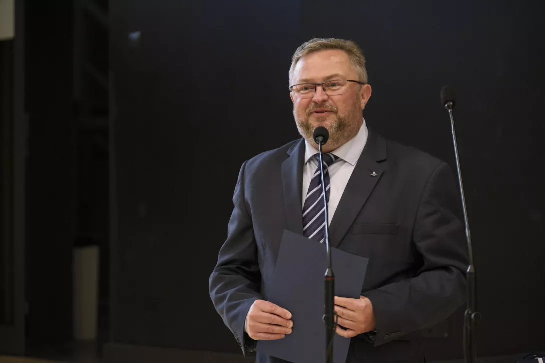 Przemawia przedstawiciel kuratorium łódzkiego. (fot. Antoni Szumielewicz)