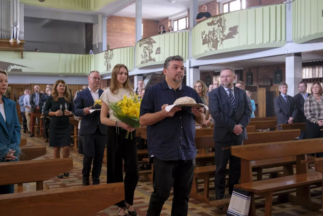 Procesja z darami podczas Mszy jubileuszowej. (fot. Antoni Szumielewicz)