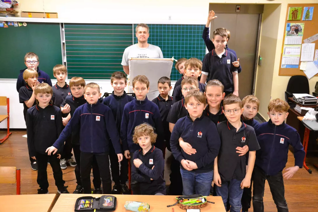 Zdjęcie grupowe klasy 3b z redaktorem Krzysztofem Zimochem 