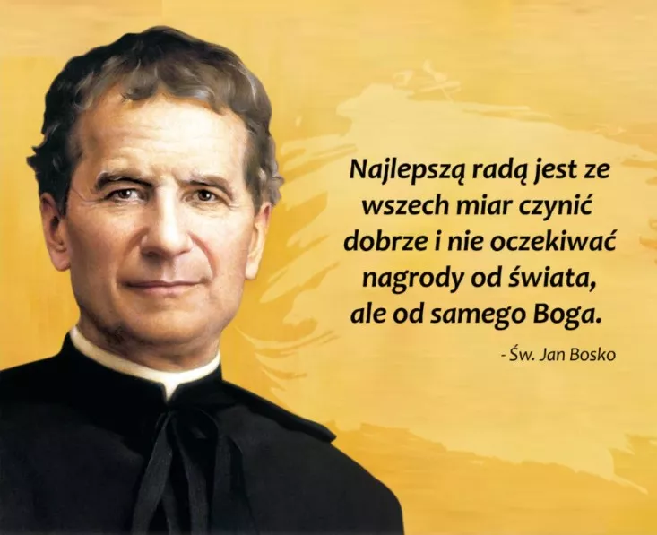 Na obrazie widać portret starszego mężczyzny w stroju duchownym (czarna sutanna z koloratką). Ma krótkie, falujące, siwiejące włosy i spokojny, łagodny wyraz twarzy. Tło jest w ciepłych, żółto-złotych barwach, co nadaje całości podniosły, refleksyjny charakter. Po prawej stronie znajduje się cytat w języku polskim: „Najlepszą radą jest ze wszech miar czynić dobrze i nie oczekiwać nagrody od świata, ale od samego Boga.” Pod cytatem widnieje podpis: „– Św. Jan Bosko”. Całość wygląda jak religijna grafika l