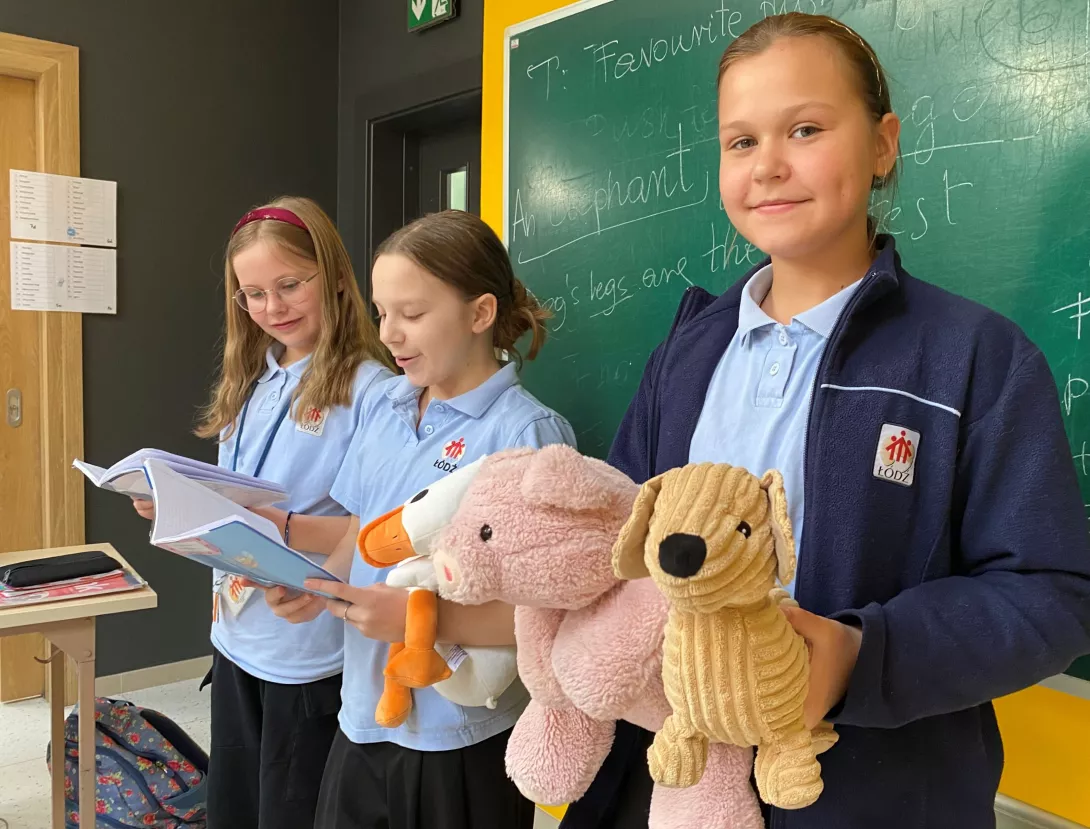 Dziewczynki z klasy 5a SSP prezentują opis swoich ulubionych maskotek. 