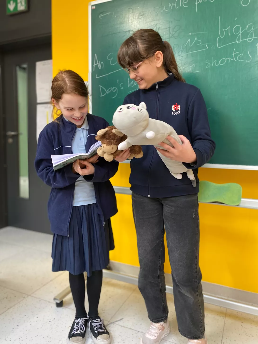 Dziewczynki z klasy 5a SSP prezentują opis swoich ulubionych maskotek. 