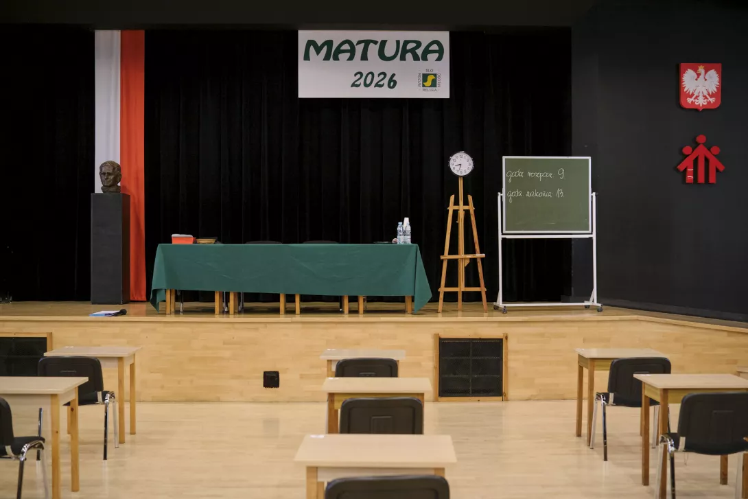 Matura 2026 - przygotowana sala maturalna.