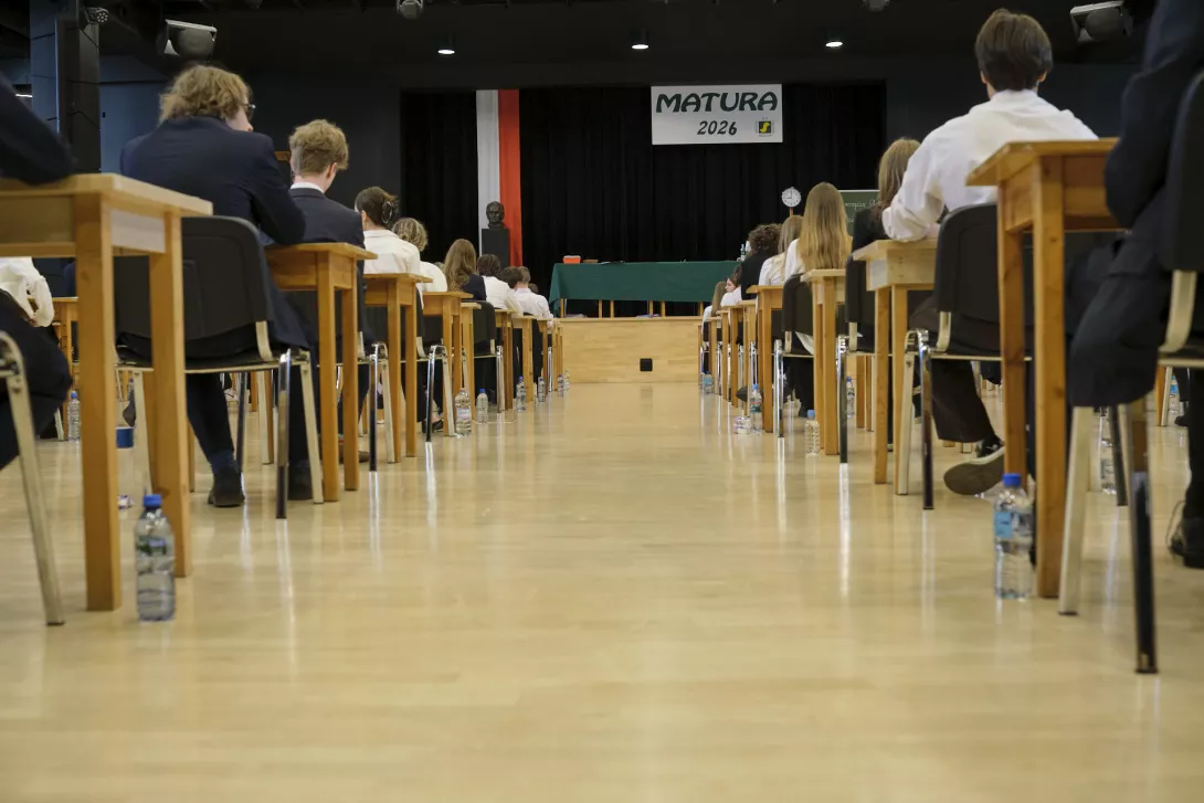 Matura 2026 - maturzyści w auli przed egzaminem.