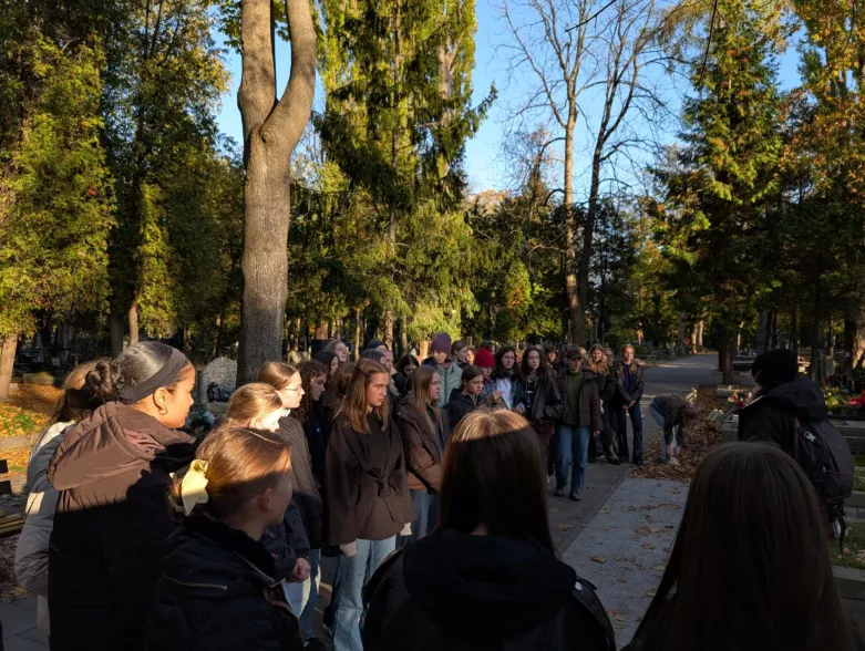 Uczennice przy grobie Aleksandra Kamińskiego na Powązkach