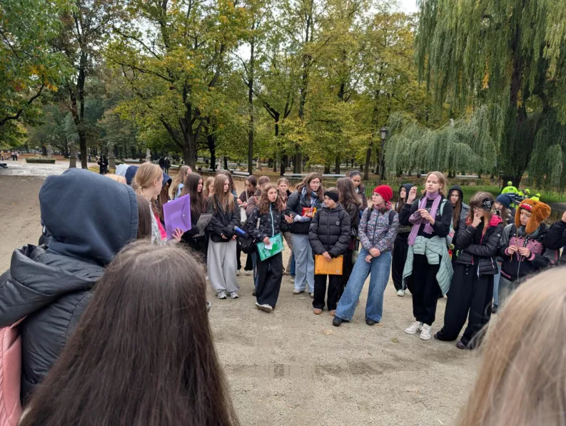 Uczennice prezentują efekty gry terenowej