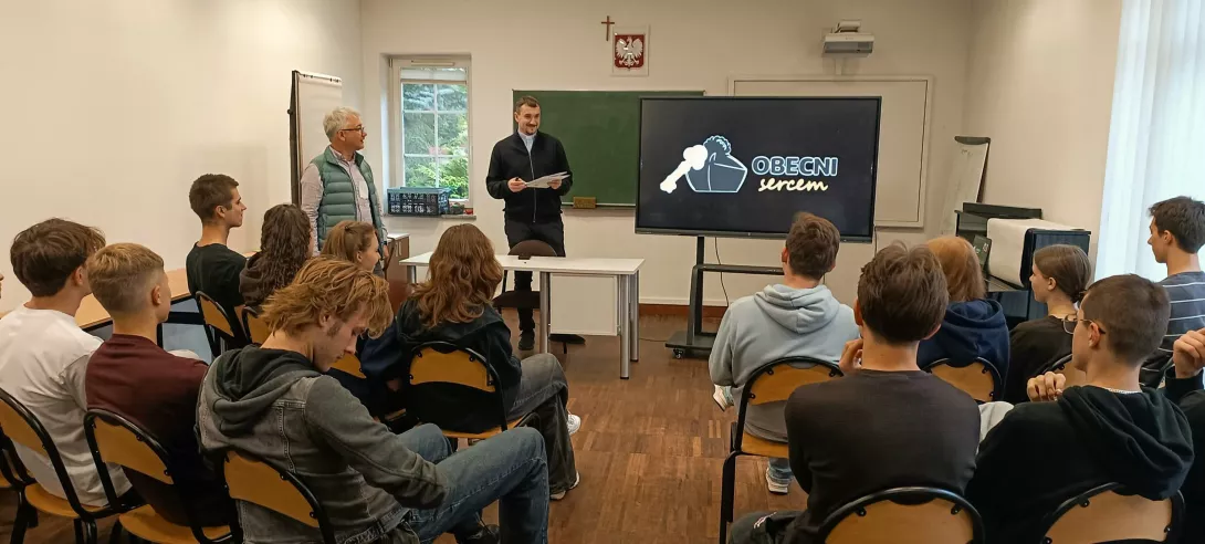 Uczniowie słuchający wykładu
