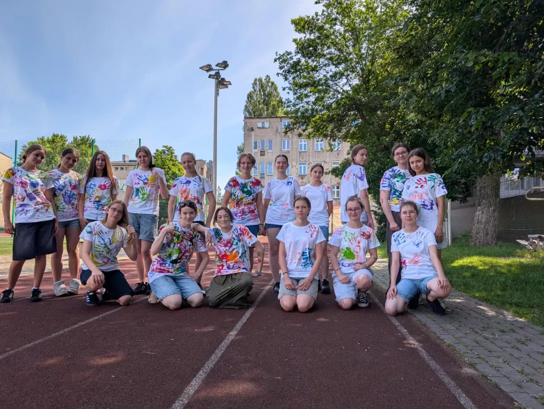 Zdjęcie grupowe klasy 7a w kolorowych koszulkach