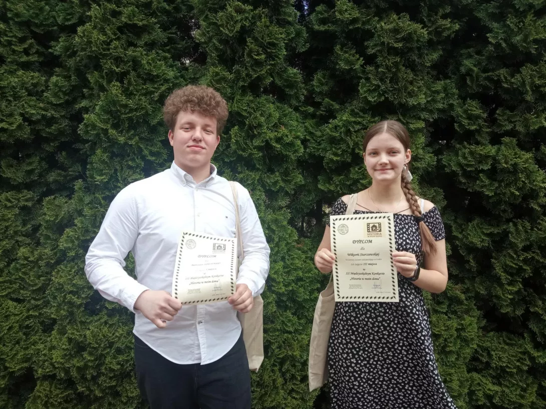 Bartosz i Wiktoria z dyplomami