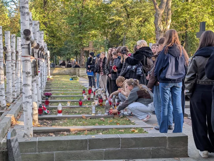 Uczennice zapalają znicze na grobach Zośki, Alka i Rudego