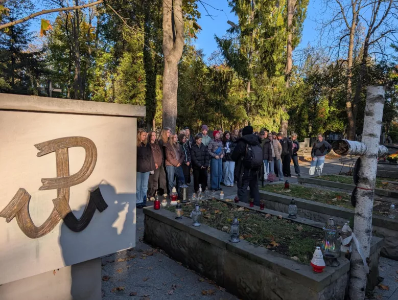 Uczennice przy grobie Aleksandra Kamińskiego na Powązkach