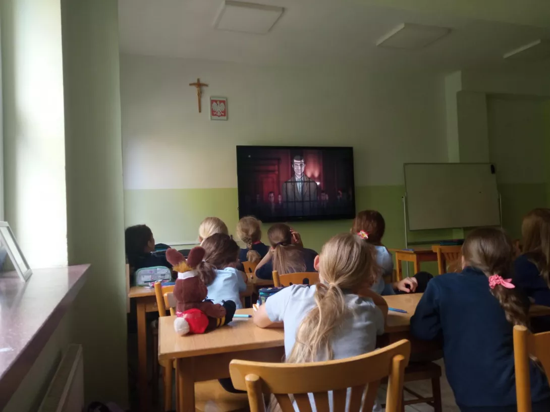 uczennice podczas oglądania filmu